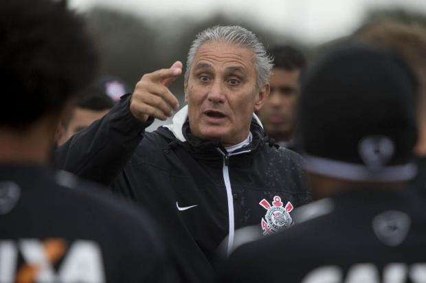 Mesmo com negociação em andamento, Tite mantém Felipe diante do Grêmio