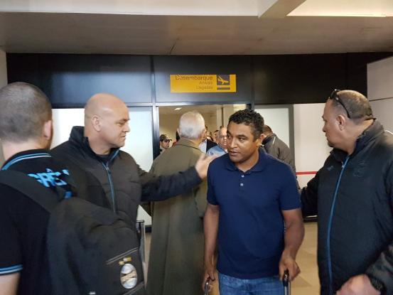 Roger e Romildo desembarcam em silêncio no Salgado Filho