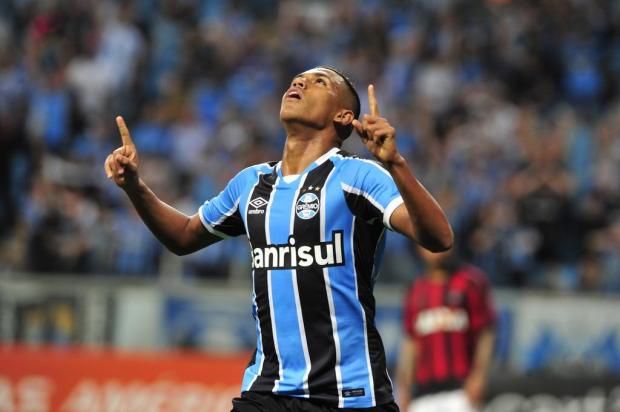 Grêmio vence o Atlético-PR e encosta no G-6